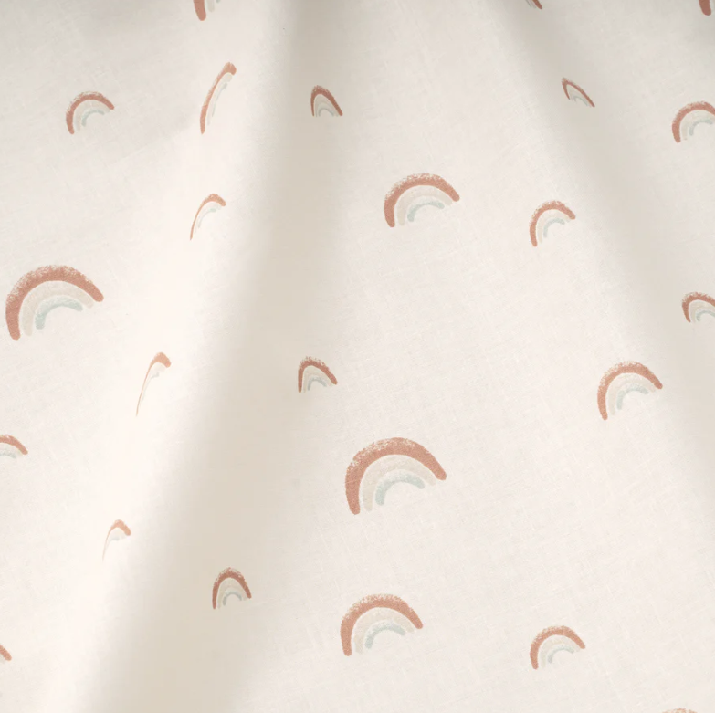 Bettwäsche Organic mit Regenbogen Muster in gedeckten Farben. Kinderbettwäsche in den Maßen 100x135 cm und 40x60 cm aus 100% Baumwolle von Julius Zöllner.