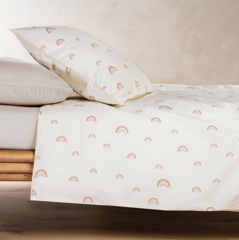 Bettwäsche Organic mit Regenbogen Muster in gedeckten Farben. Kinderbettwäsche in den Maßen 100x135 cm und 40x60 cm aus 100% Baumwolle von Julius Zöllner.