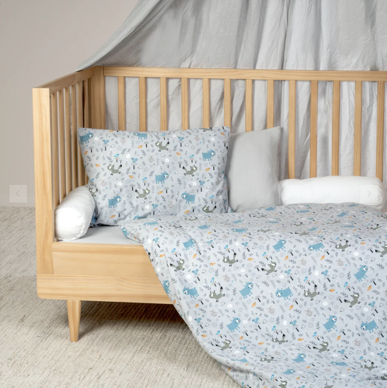 Jersey Bettwäsche mit Tiermotiven in zarten Blau- und Grautönen. Die Babybettwäsche von Julius Zöllner ist in den Maßen 100x135 cm und 40x60 cm erhältlich und ist aus 100% zertifizierter Baumwolle.