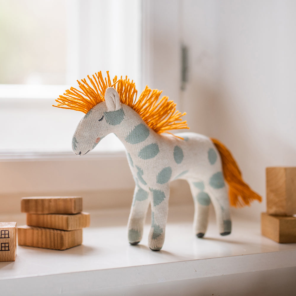 Kuscheltier kleines Pferd mit Blauen Punkten 25 cm von Ava&Yves. Das Pferd in der besonders witzigen Aufmachung ist aus einem feinen Strickstoff aus Bio-Baumwolle gefertigt. Jetzt Kuscheltiere für Kinder bei Timardo entdecken!