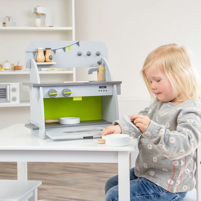 Kinderküche kompakt aus 100% FSC-Holz, mit Magnet-Funktion und Schaltern mit Klick-Geräuschen von small foot
