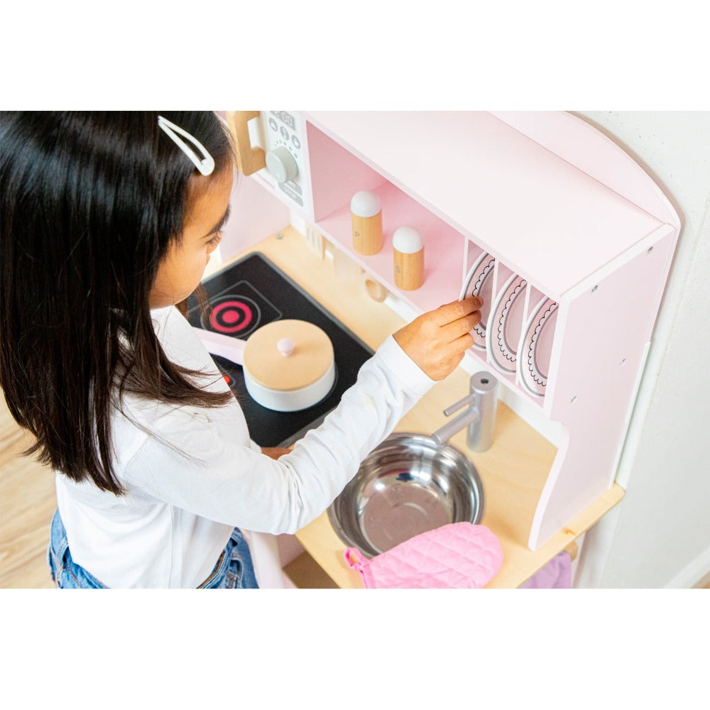 New Classic Toys Kinderküche bietet Herd, Ofen, Spüle, Mikrowelle und viel Küchen Zubehör für kleine Hobbyköche