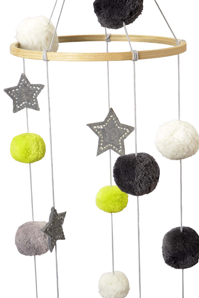 Kikadu – Pompom Mobile Stern – Ein Mobile mit Sternen und Planeten in den Farben Weiß, Grau, Schwarz und Grün bei Timardo online kaufen!  Entdecken Sie weitere großartige Mobiles für Kinder und Babys. Versandkostenfrei ab 49€ - Große Auswahl – schneller Versand.